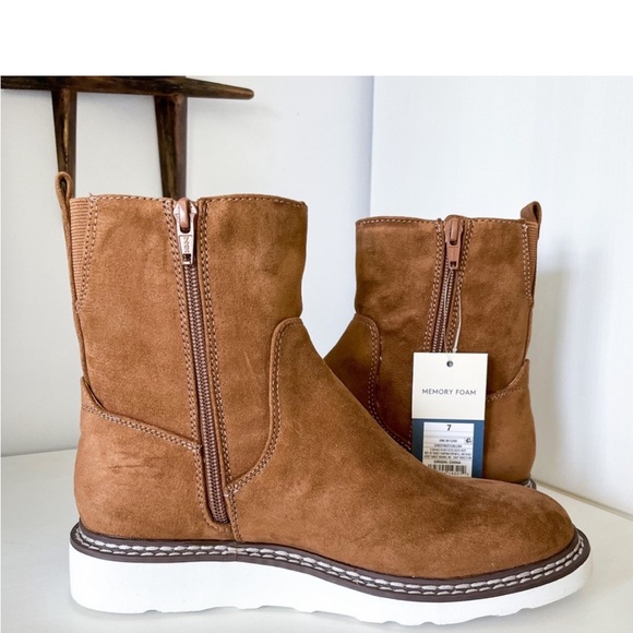 Womens new in box with tags camel color suede ankle boots - Picture 6 of 9